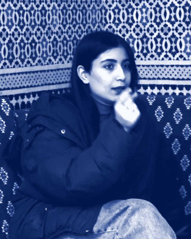 Une lycéenne assise, pensive