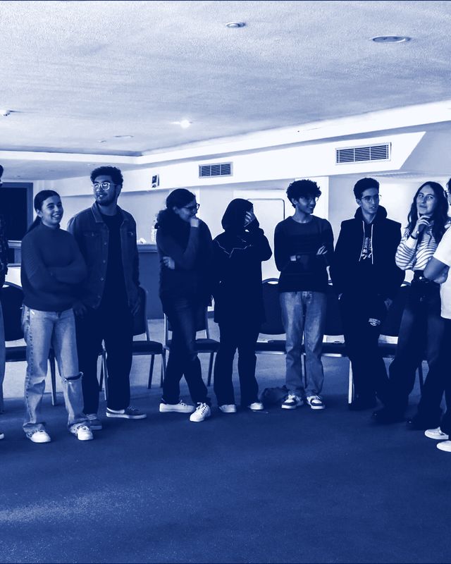 Des lycéens réunis, debout en cercle